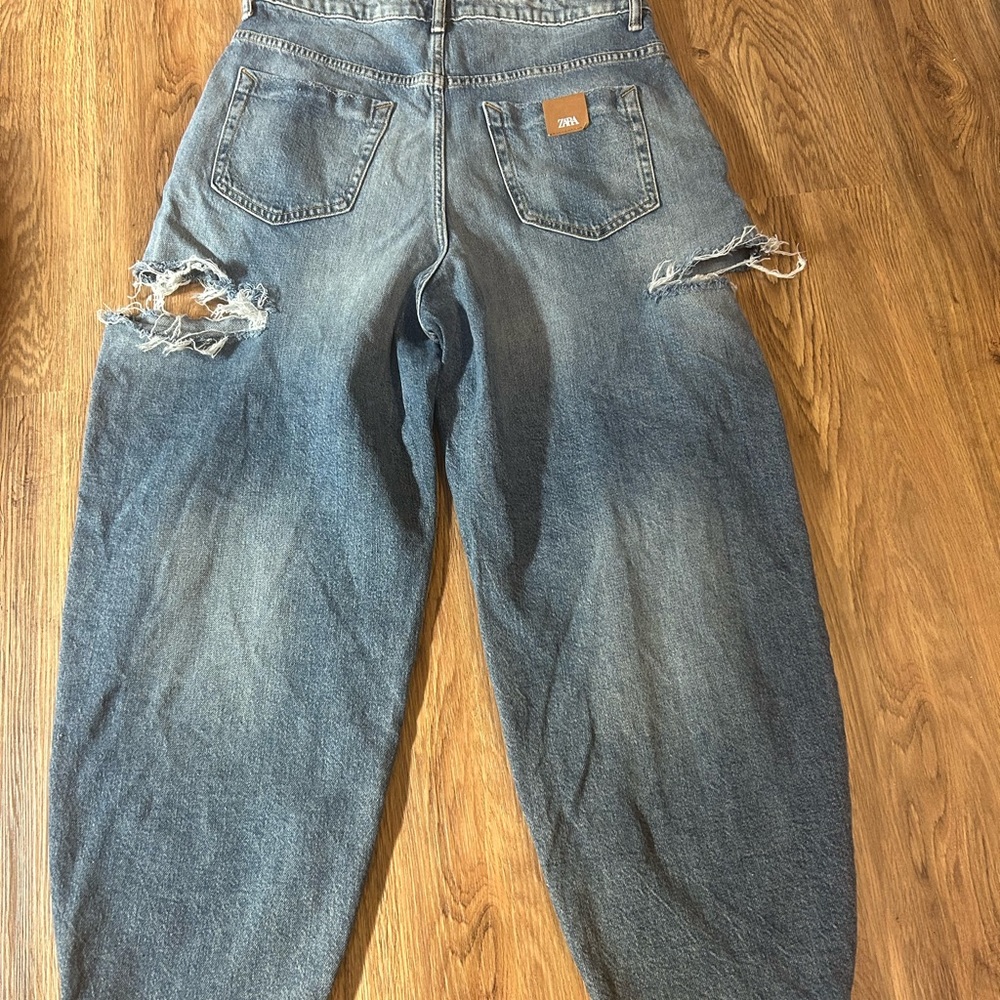 Zara Size 8 Ripped High‎ Rise Jeans - Picture 2 of 4